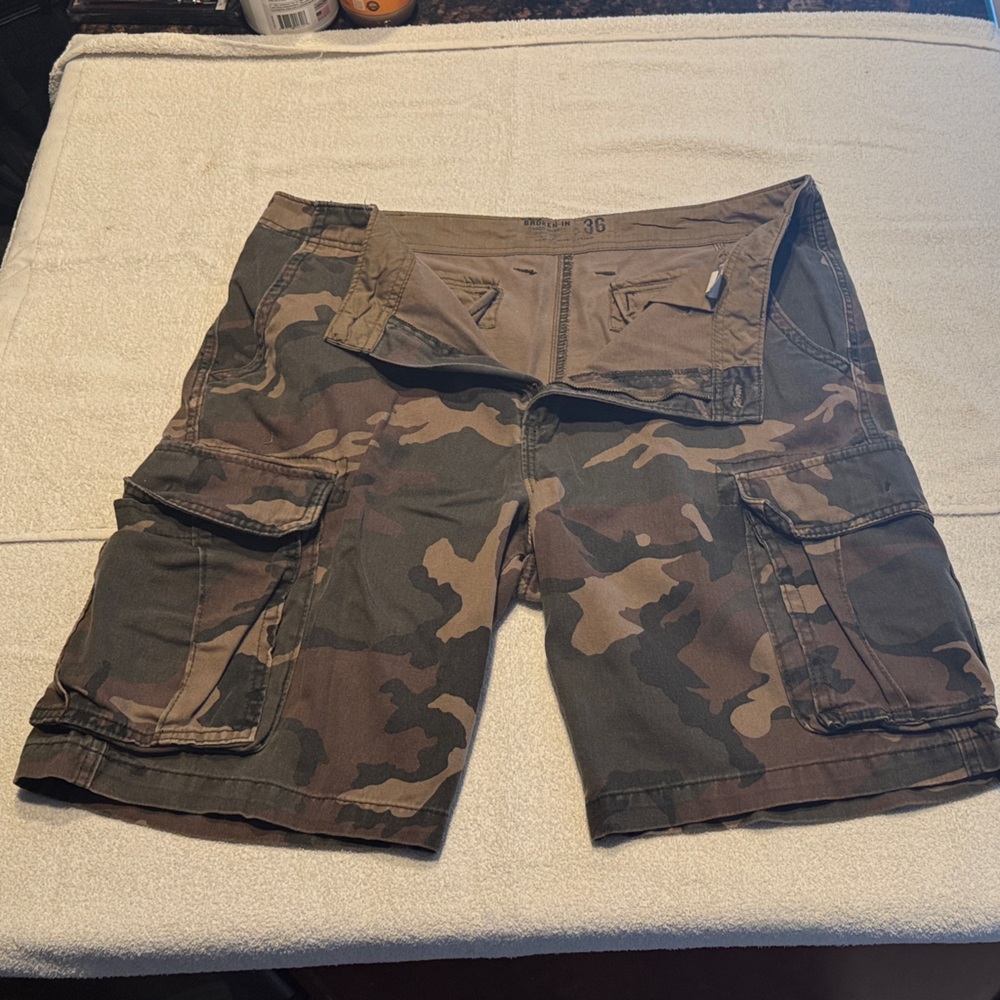 Men’s Old Navy Camouflage Cargo Shorts 36 - Great Condition